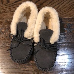 Boys Minnetonka fur lined slippers size 7